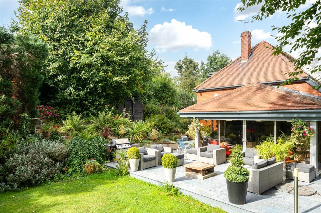 4 bedroom detached house for sale in Upper Batley Low Lane, Batley