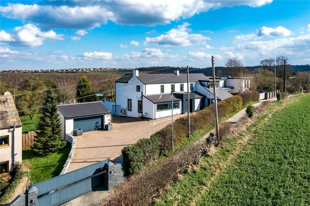 4 bedroom detached house for sale in Carr Lane, Middlestown, Wakefield