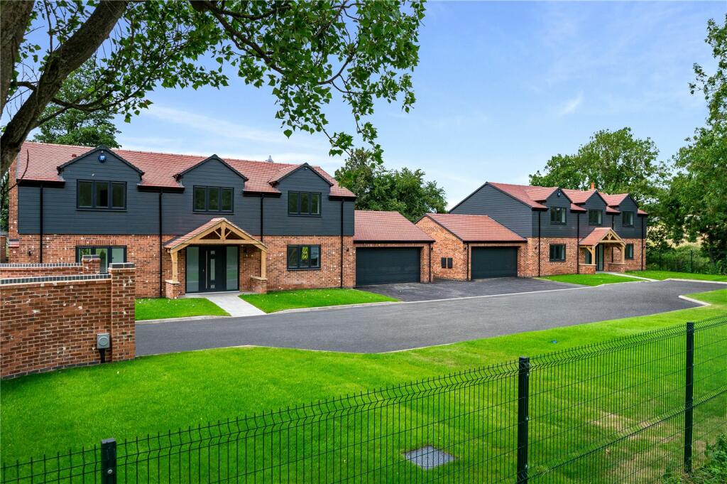 4 bedroom detached house for sale in Aberford Road, Stanley, Wakefield