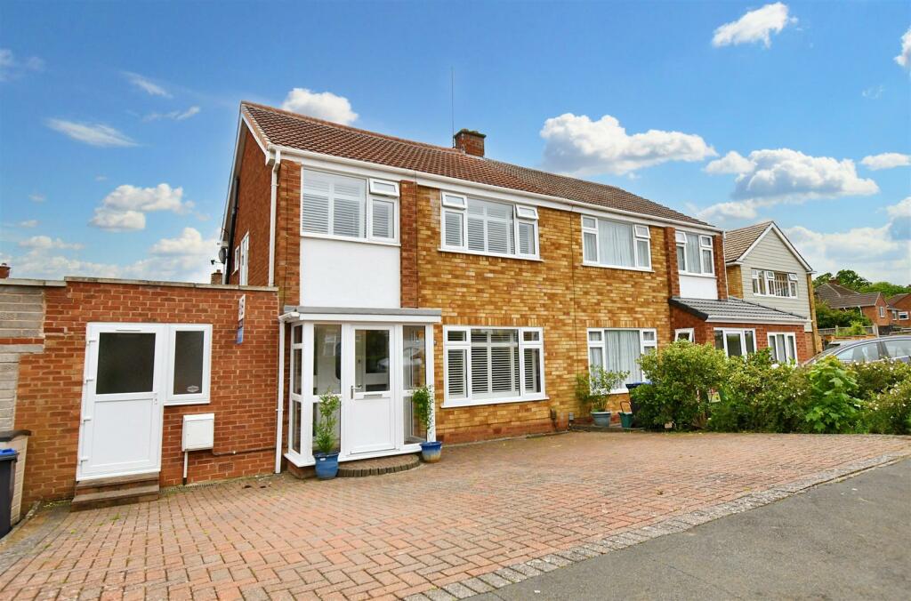 4 bedroom semidetached house for sale in Brookfield Road, Cubbington