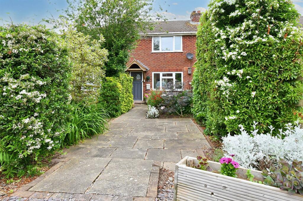 2 bedroom terraced house for sale in Rugby Road, Cubbington, Leamington