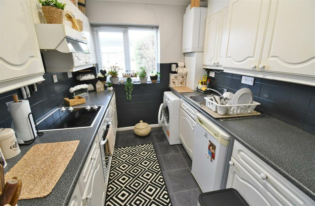 Additional property image - Severn Close, Leamington Spa