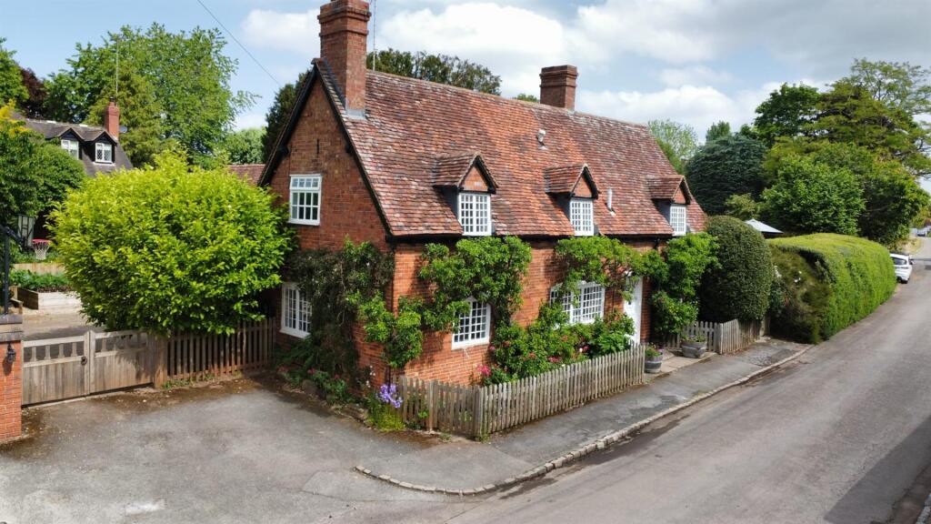 Main image of property: Pear Tree Cottage, Vicarage Road, Stoneleigh