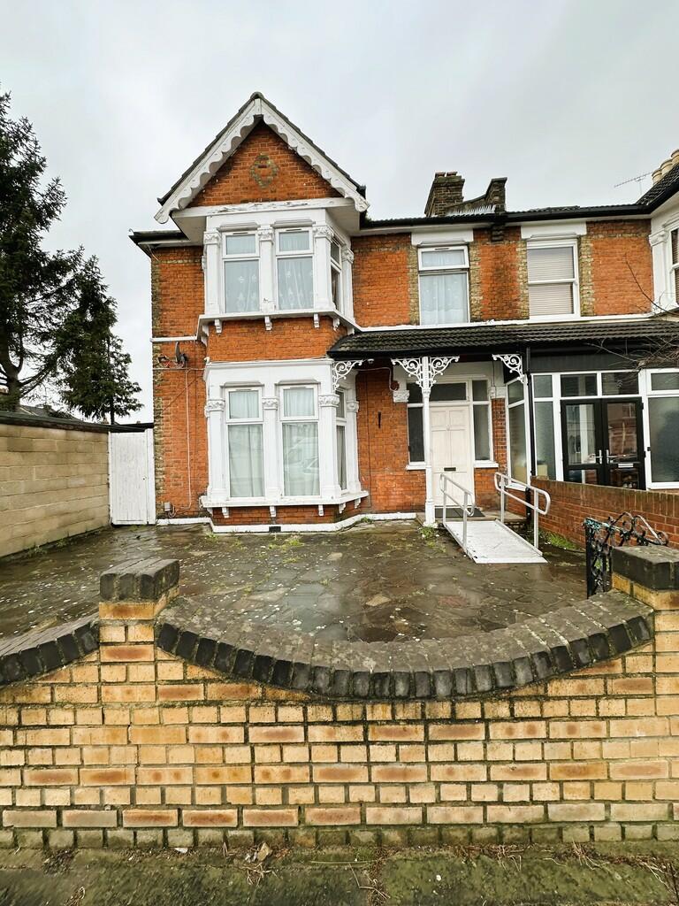 5 bedroom end of terrace house for rent in Gartmore Road, Ilford, IG3
