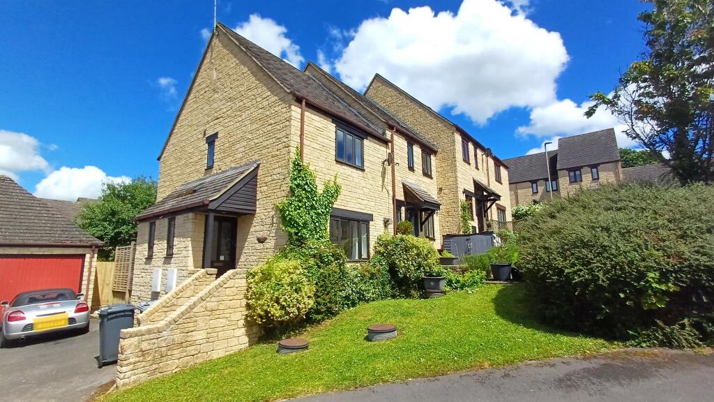 2 bedroom end of terrace house for sale in Insall Road, Chipping Norton