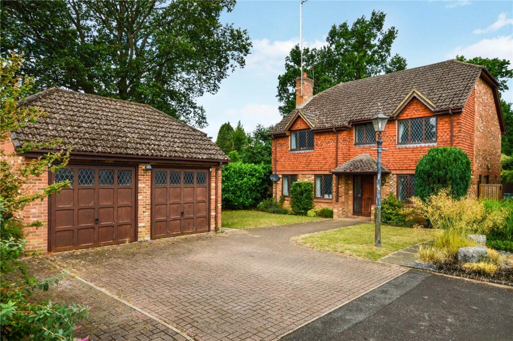 4 bedroom detached house for rent in Melbury Close, West Byfleet