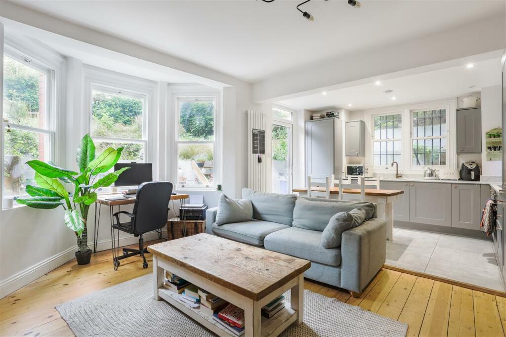2 bedroom flat for sale in Anson Road, London, N7