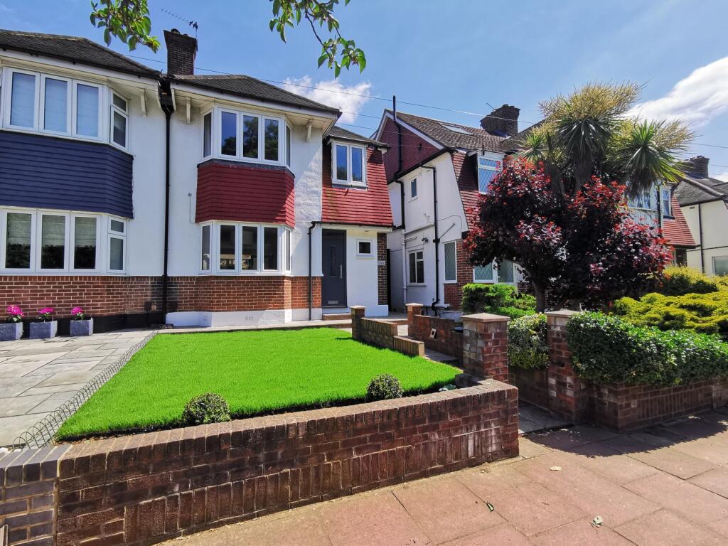 3 bedroom semidetached house for rent in Village Way Beckenham BR3