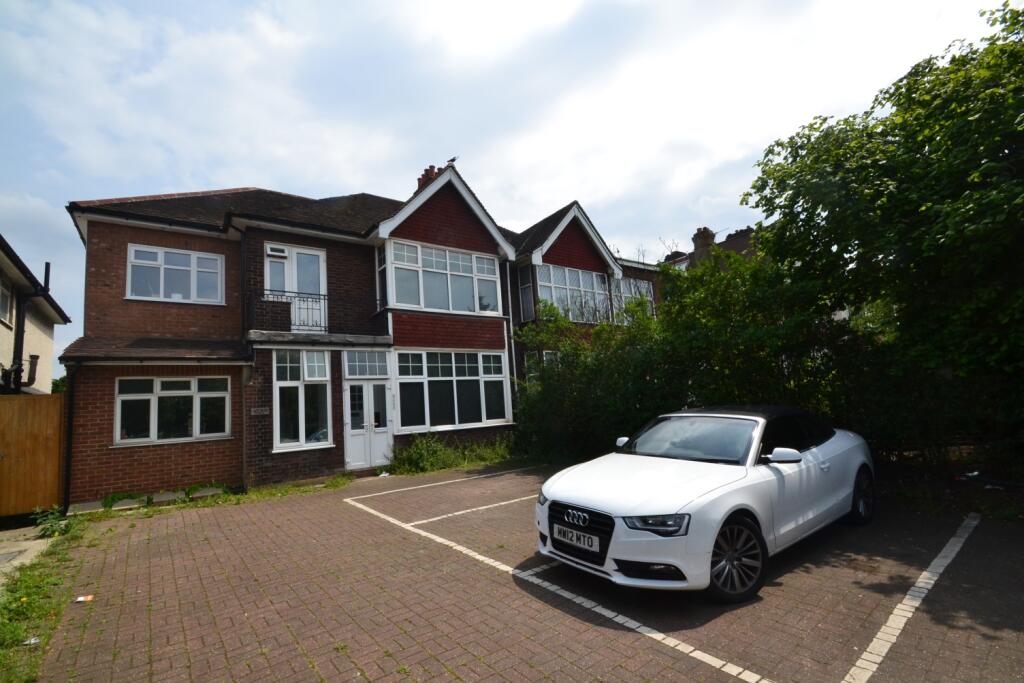 2 bedroom flat for rent in Bromley Road Catford SE6