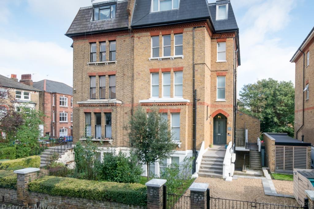 Studio flat for rent in The Gardens East Dulwich SE22