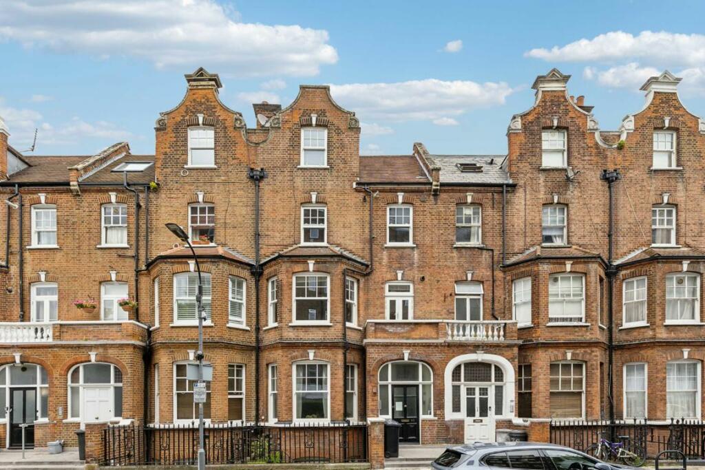 1 bedroom flat for sale in Barons Court Road, West Kensington, W14