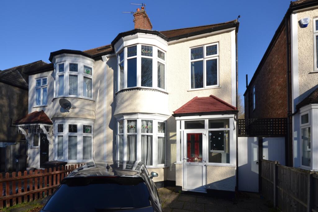 3 bedroom semidetached house for rent in Queen Anne Avenue Bromley BR2