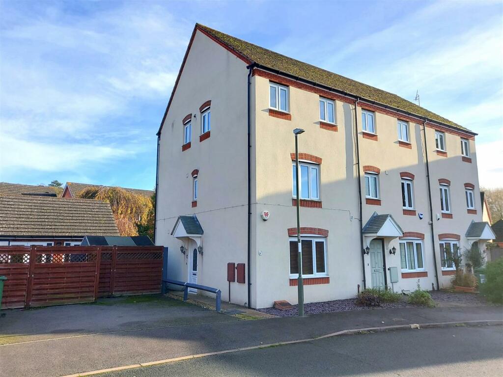 4 bedroom town house for sale in Evergreen Way, StourportOnSevern, DY13