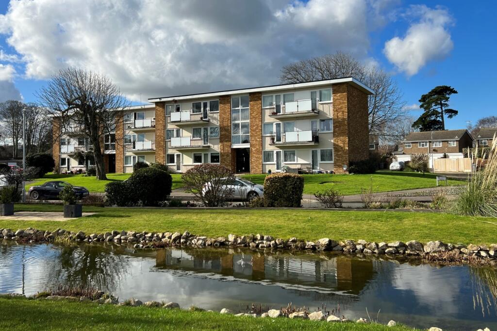 2 bedroom flat for sale in Lord Warden Avenue, Walmer, CT14