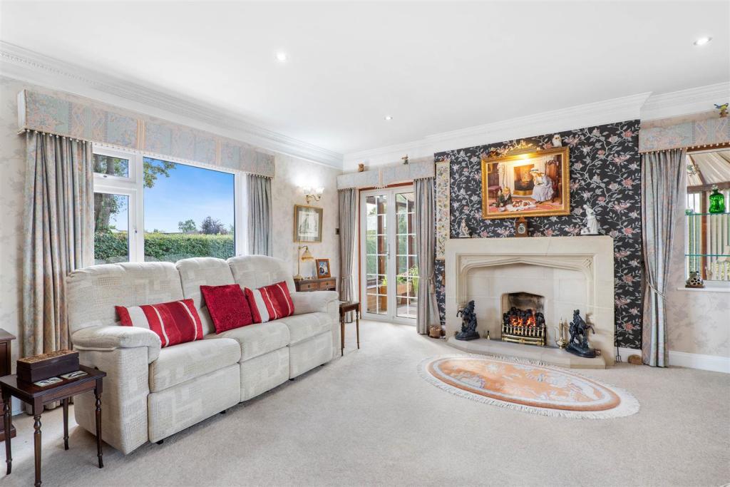 3 bedroom detached house for sale in Springbank Road, Cheltenham, GL51