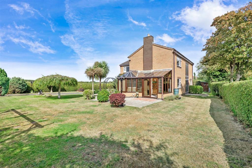 3 bedroom detached house for sale in Springbank Road, Cheltenham, GL51