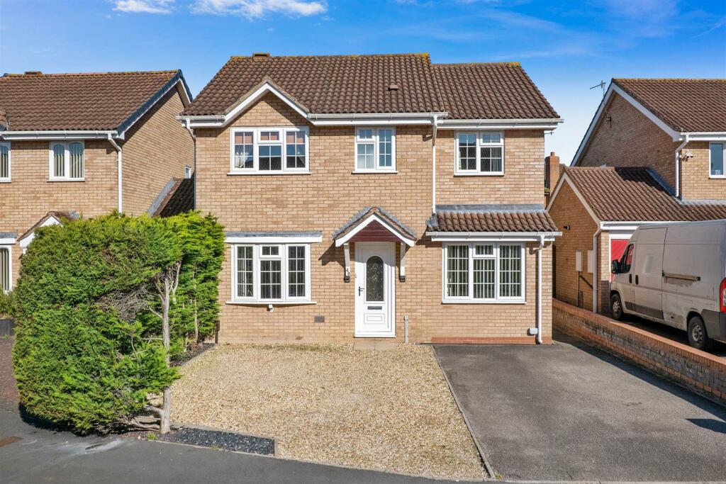 4 bedroom detached house for sale in Hazel Avenue, Evesham, WR11