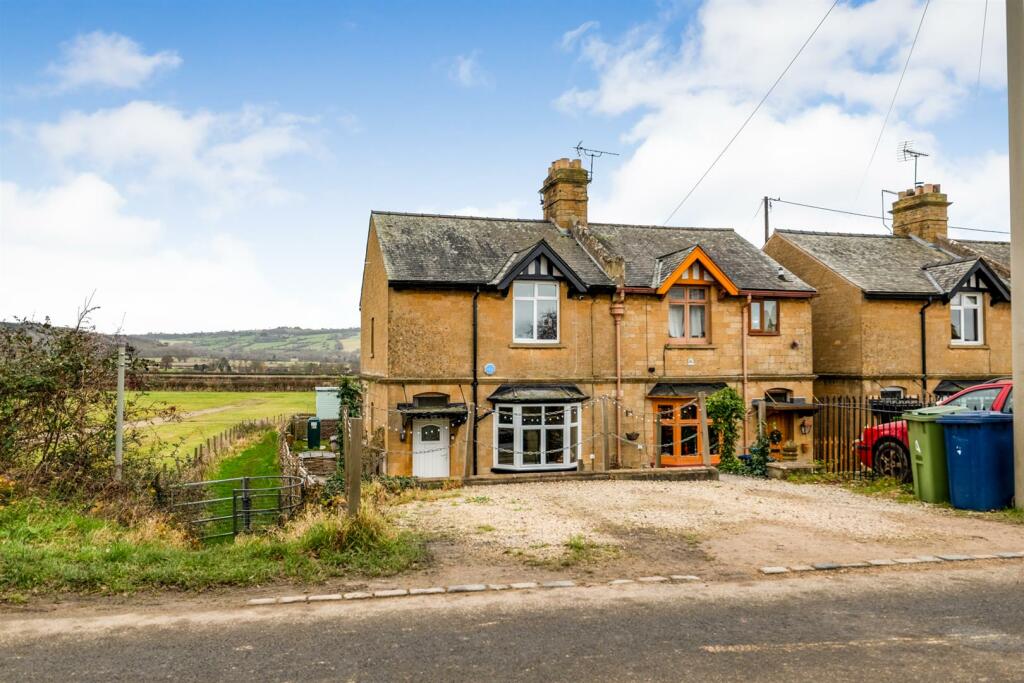 3 bedroom semidetached house for sale in Station Cottages, Toddington