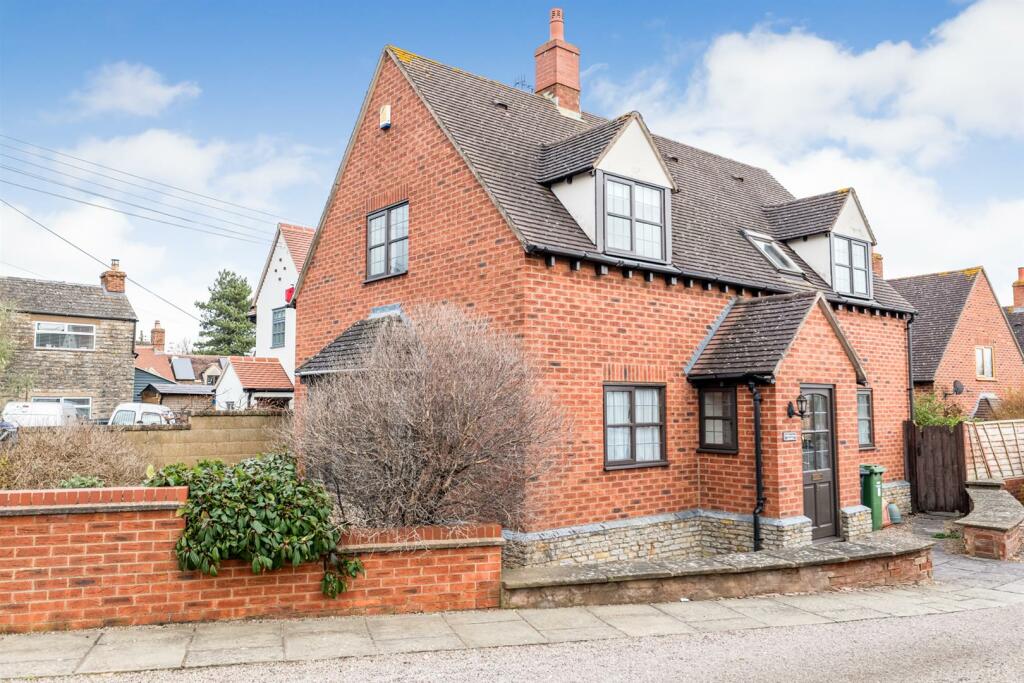 2 bedroom detached house for sale in Station Road, South Littleton, Evesham, WR11