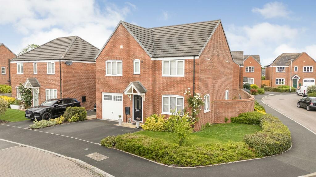 5 bedroom detached house for sale in Snaffle Way, Evesham, WR11