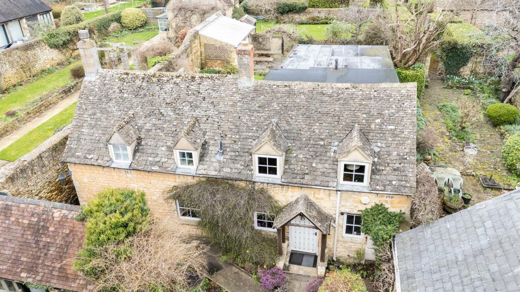 3 bedroom detached house for sale in Lower High Street, Chipping