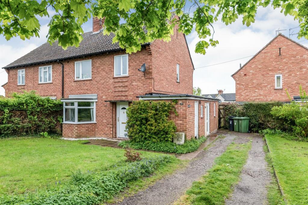 3 bedroom semidetached house for sale in Burlingham Avenue, Evesham, WR11