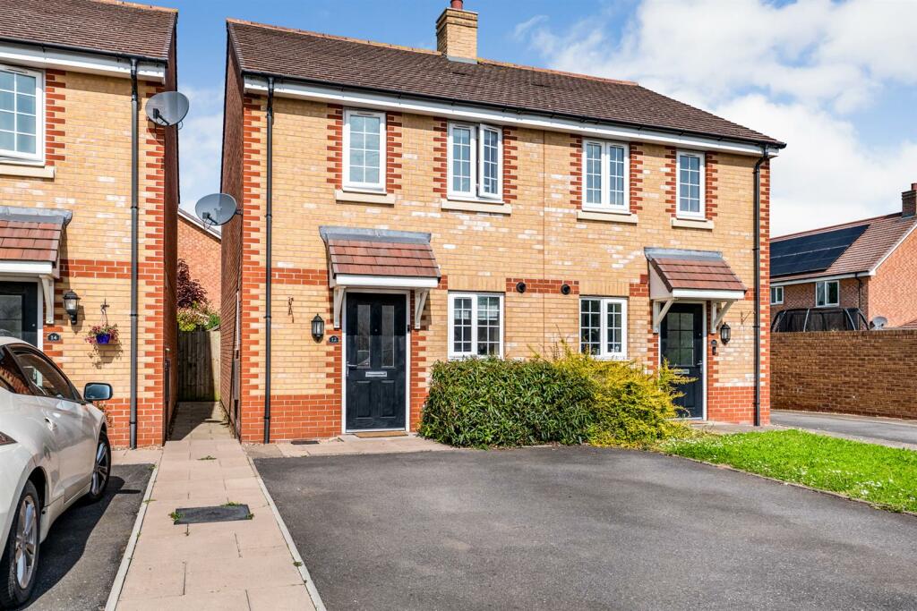 2 bedroom semidetached house for sale in Grange Farm Drive