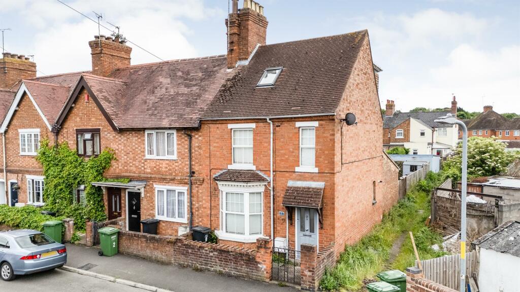 4 bedroom end of terrace house for sale in Montfort Street, Evesham, WR11