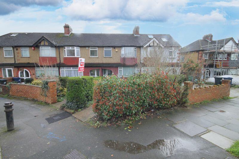 3 bedroom terraced house for sale in Castle Road, Northolt, UB5