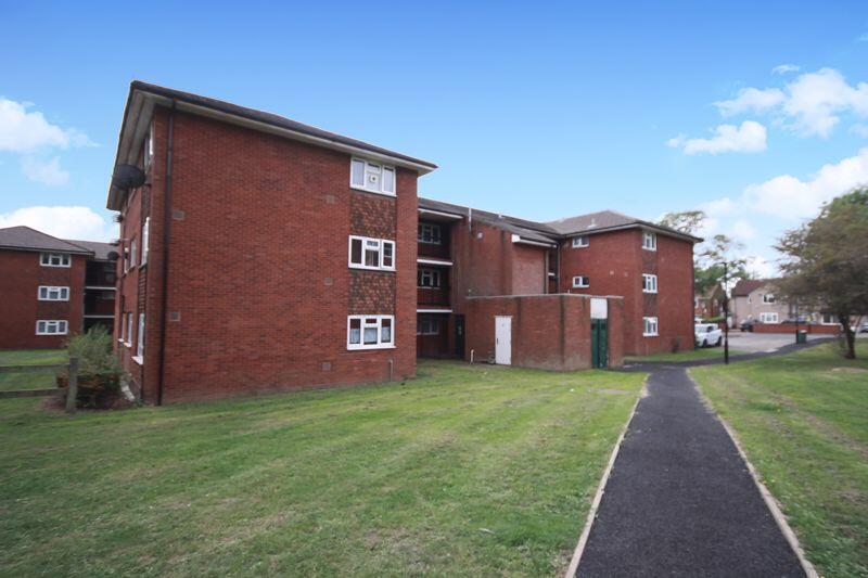 1 bedroom flat for sale in Lewes Close, Northolt, UB5