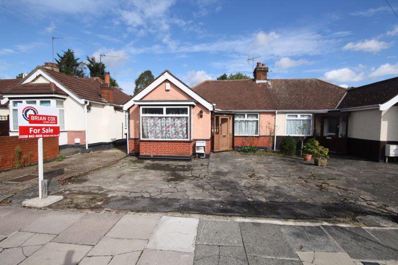 3 bedroom semidetached bungalow for sale in Moat Farm Road, Northolt, UB5