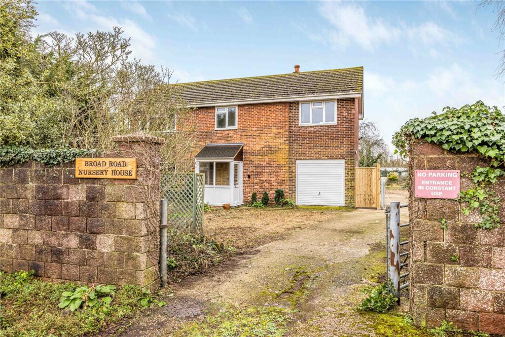 4 bedroom detached house for sale in Broad Road, Hambrook, Chichester, PO18