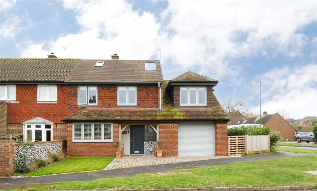 4 bedroom semidetached house for sale in Shamrock Close, Bosham, PO18