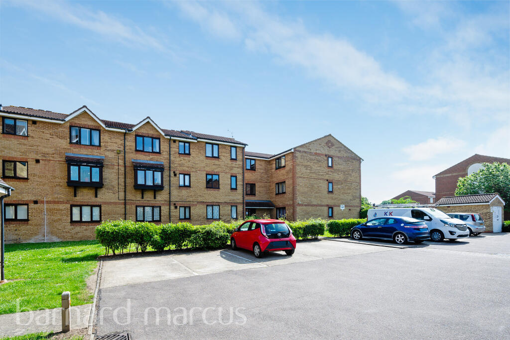 Studio flat for rent in Redford Close, FELTHAM, TW13