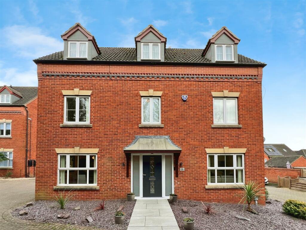 5 bedroom detached house for sale in Hermione Close, Heathcote, Warwick, CV34