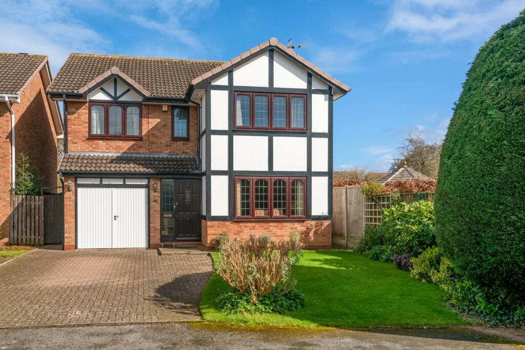 4 bedroom detached house for sale in St. Martins Close, Stratfordupon