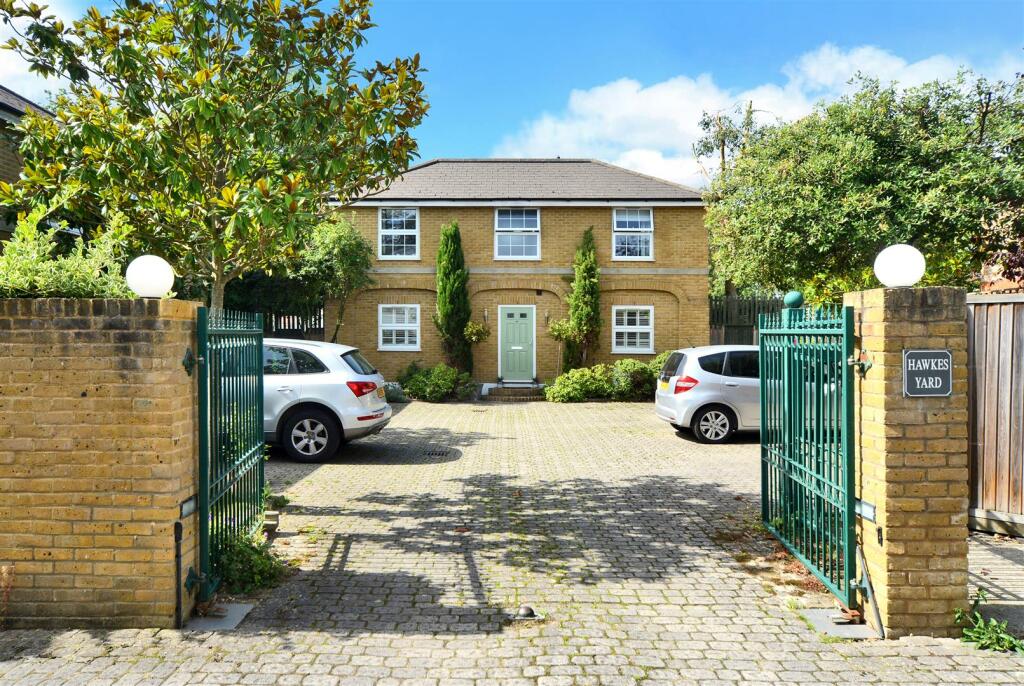 4 bedroom detached house for sale in Hawkes Yard, Thames Ditton, KT7