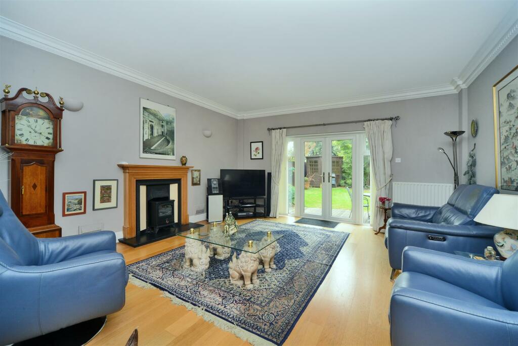 4 bedroom semidetached house for sale in Read Close, Thames Ditton, KT7