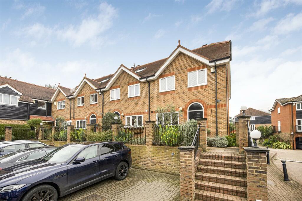 4 bedroom town house for sale in Harvest Lane, Thames Ditton, KT7