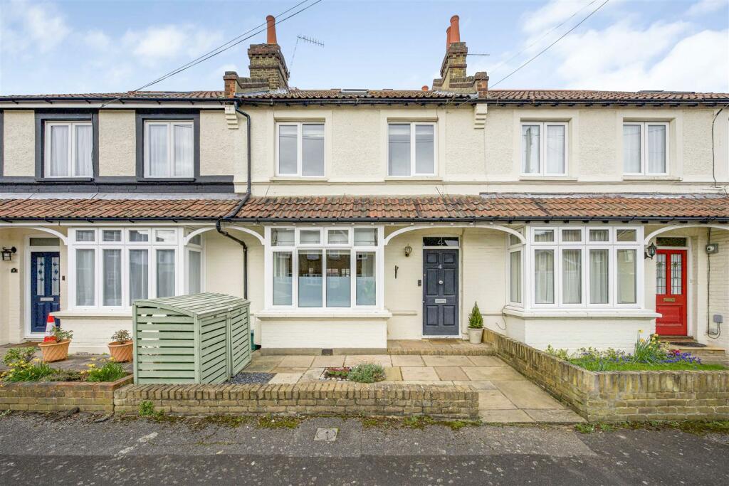 3 bedroom terraced house for sale in Weston Park Close, Thames Ditton, KT7
