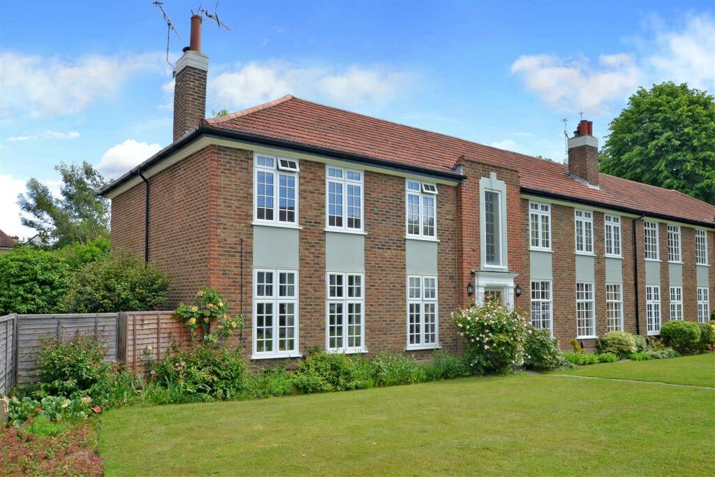 2 bedroom apartment for sale in Portsmouth Road, Thames Ditton, KT7