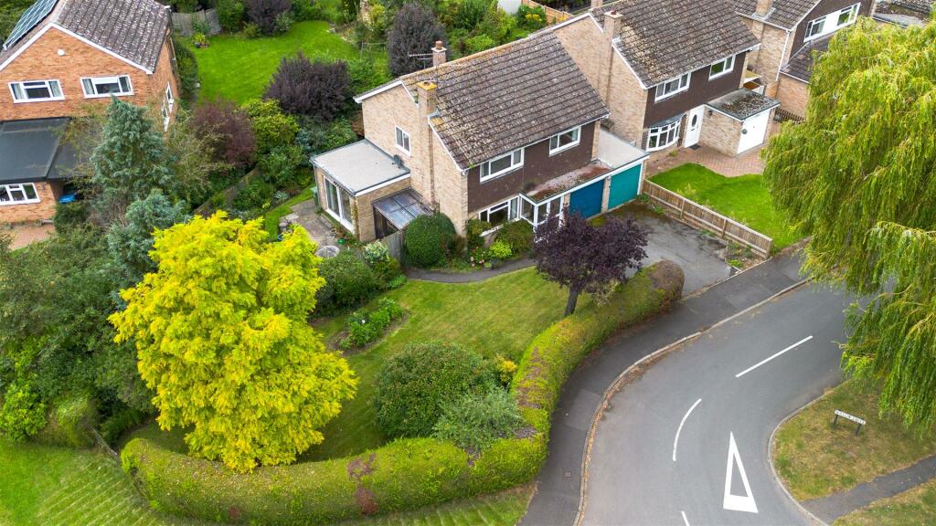 4 bedroom detached house for sale in Willow Drive, Wellesbourne, CV35