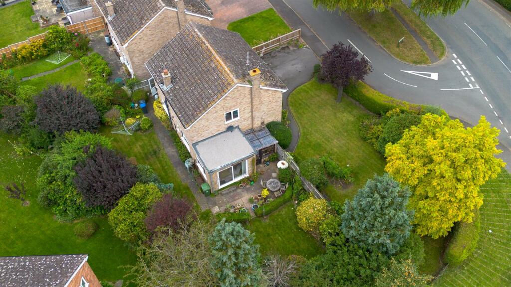 4 bedroom detached house for sale in Willow Drive, Wellesbourne, CV35