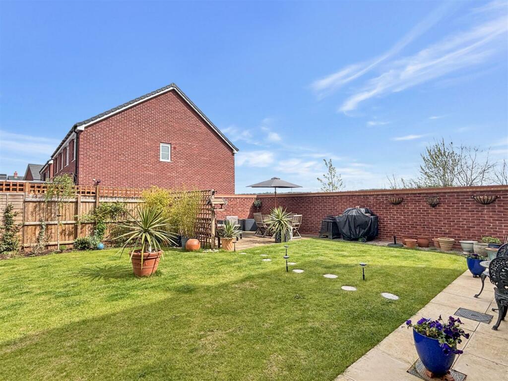 3 bedroom detached house for sale in Herwin Close, Wellesbourne, CV35