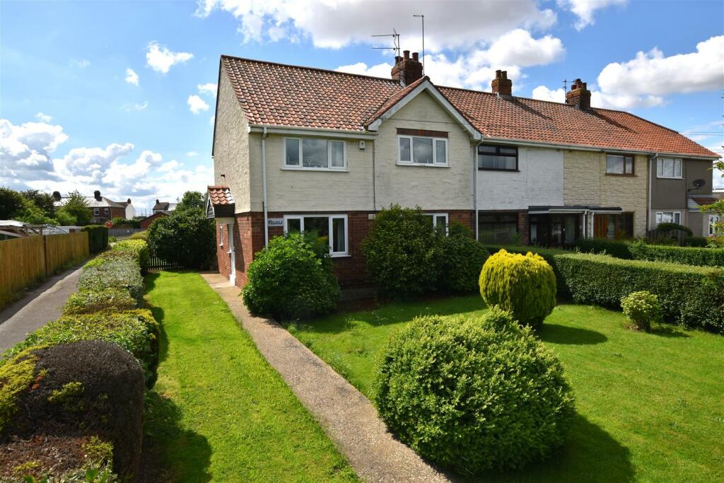 4 bedroom end of terrace house for sale in Holderness Cottages, Paull, Hull, HU12