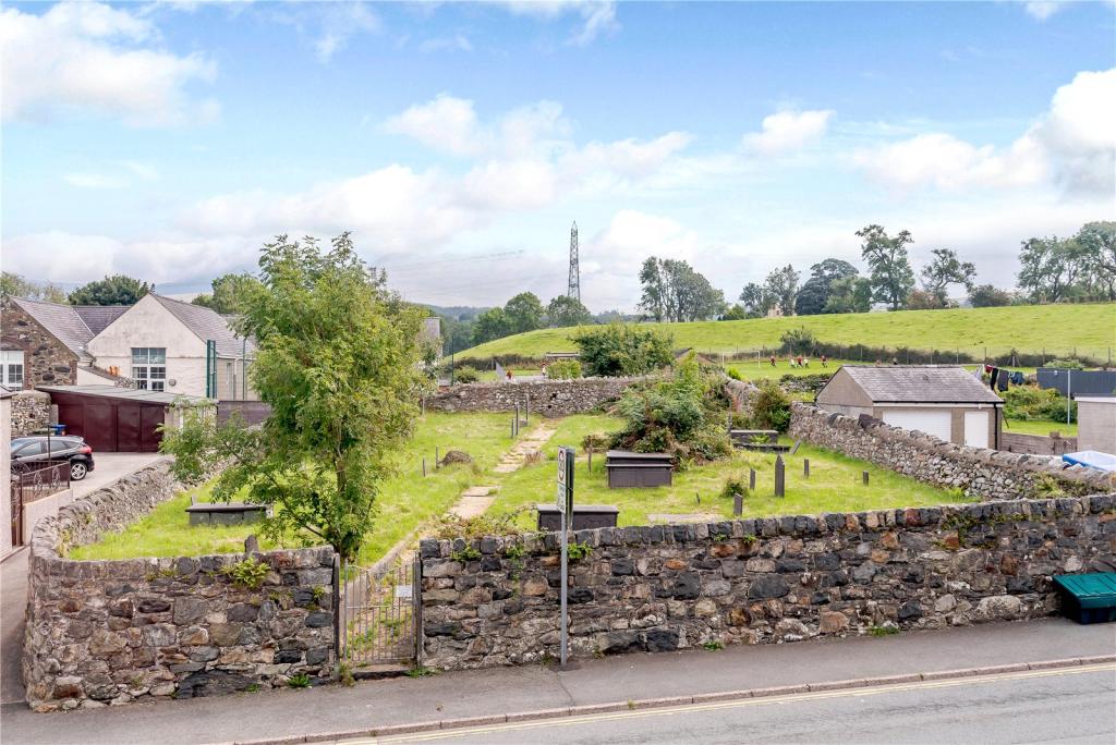 4 bedroom detached house for sale in Rhedyw Road, Llanllyfni