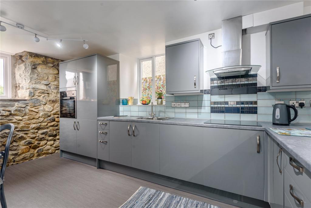 4 bedroom detached house for sale in Rhedyw Road, Llanllyfni