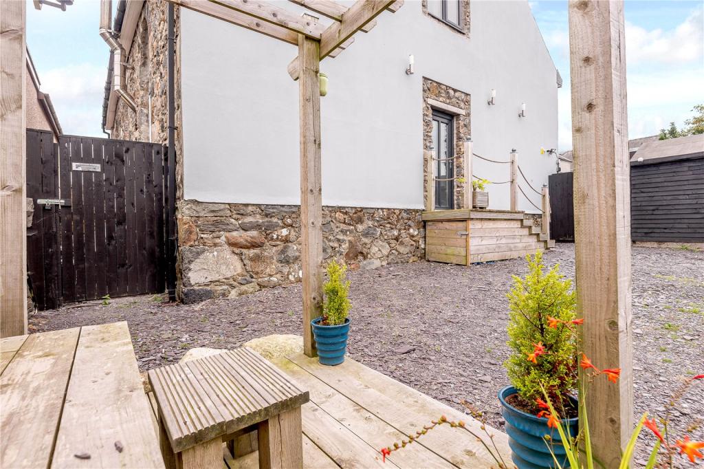 4 bedroom detached house for sale in Rhedyw Road, Llanllyfni