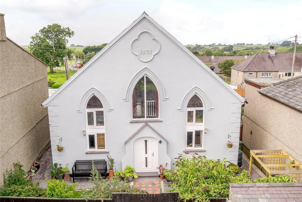 4 bedroom detached house for sale in Rhedyw Road, Llanllyfni