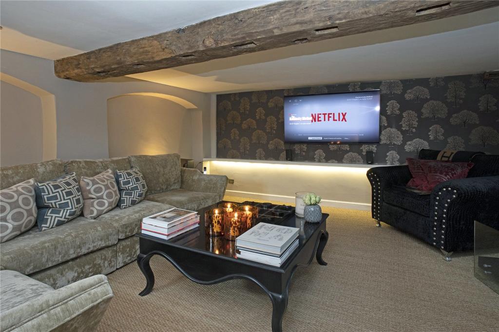 6 bedroom detached house for sale in Whitchurch Road, Near Tattenhall